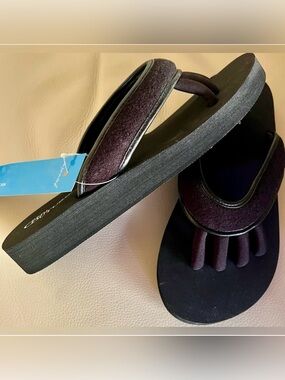 NWT Pedi Couture Toe Separator Flip Flops Sandals XL Black/Burgundy Yoga Comfort